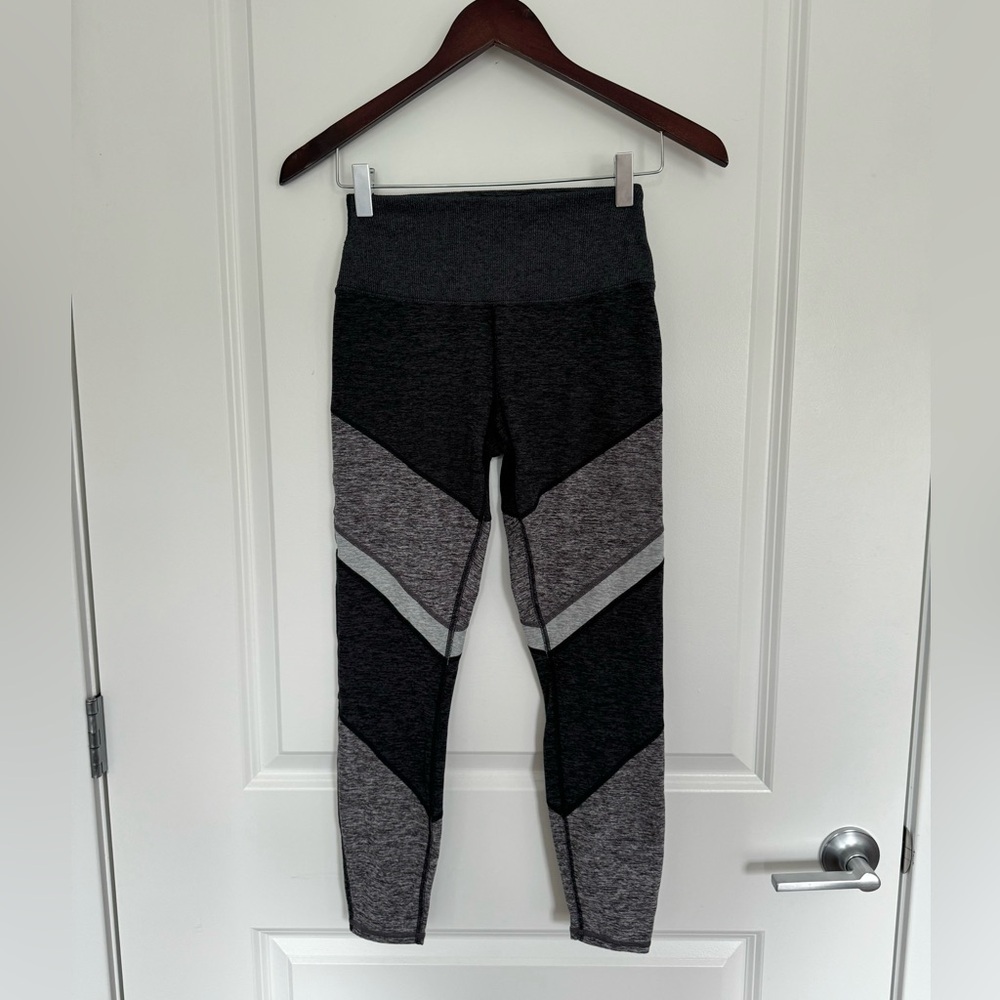 ALO yoga Leggings size Small AloSoft 7/8 grey colorblock